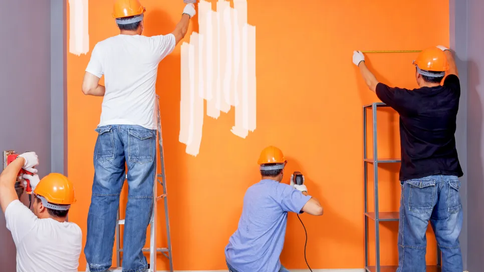 En obrtnik opravlja številna dela v isti sobi - cene obrtniških storitev rastejo.