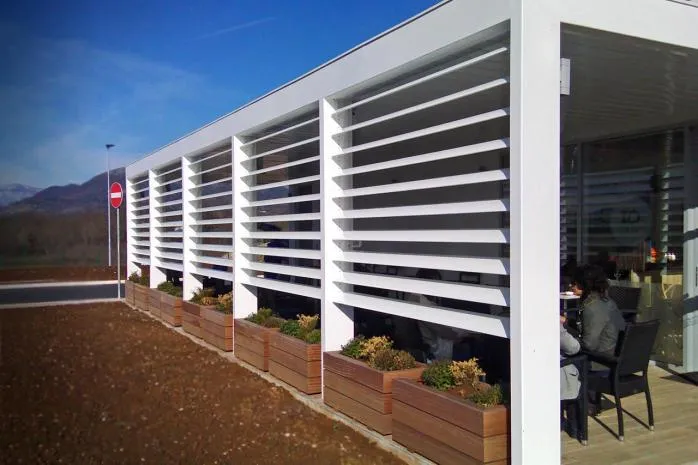 Brisole senčilo na terasi.