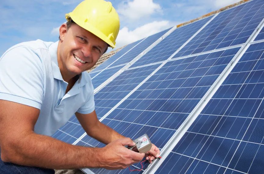 Strokovnjak za sončne elektrarne opravlja meritve