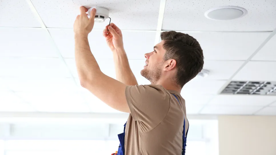električar namešča detektor dima