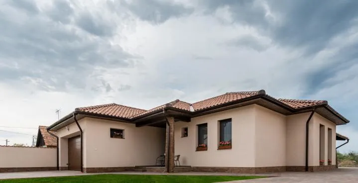 Atrijska hiša s svetlo rjavo fasado