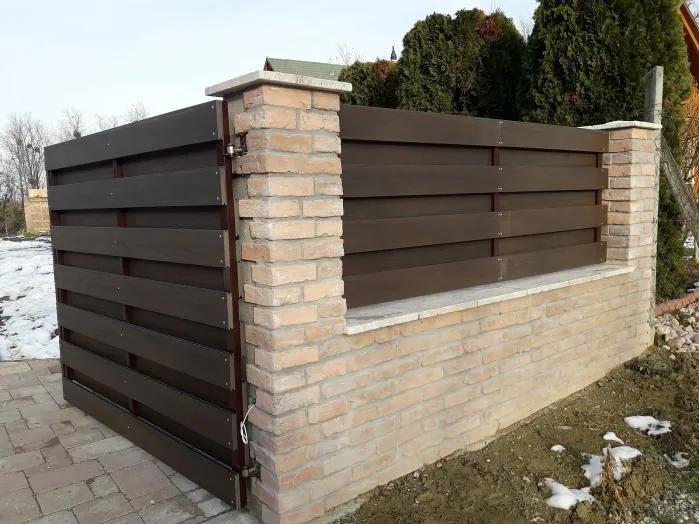 Zidana ograja v kombinaciji z lesom, odprta dvoriščna vrata