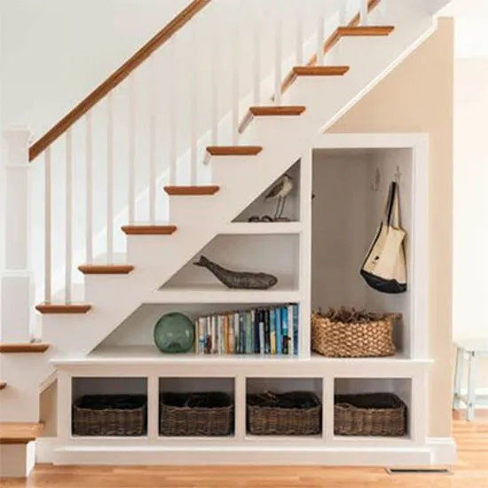 Leseno stopnišče, pod katerim so omare in predali za shranjevanje stvari.