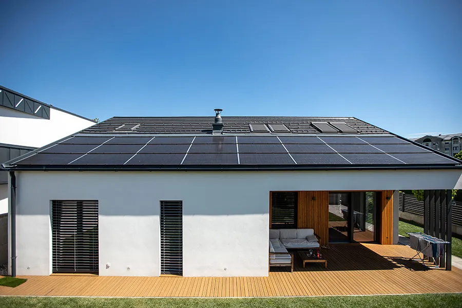 Novogradnja z integriranimi fotonapetostnimi moduli namesto strehe.