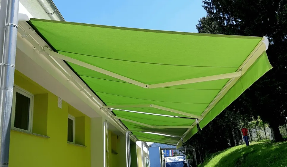 Klasična tenda z iztegljivimi rokami.