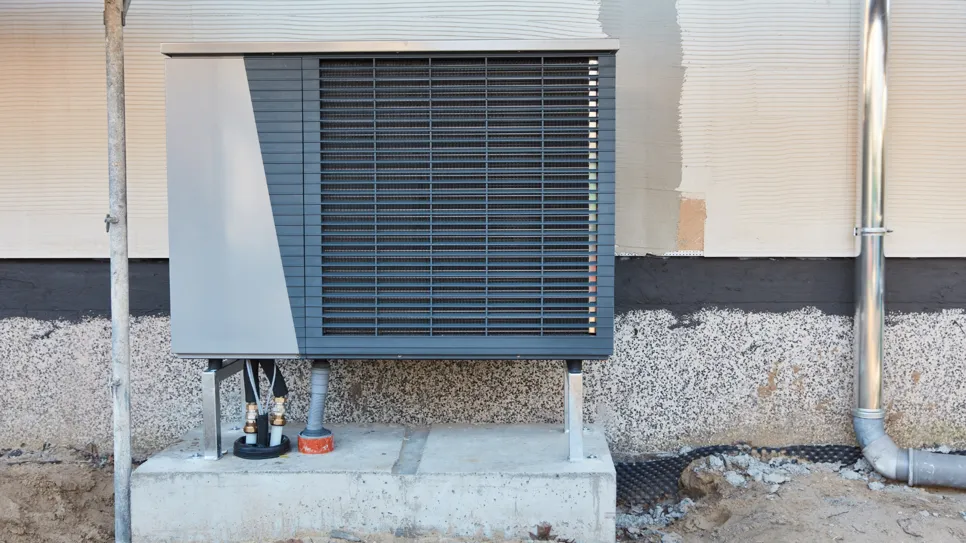 zunanja enota toplotne črpalke na hiši, ki izpolnjuje vse pogoje za toplotno črpalko