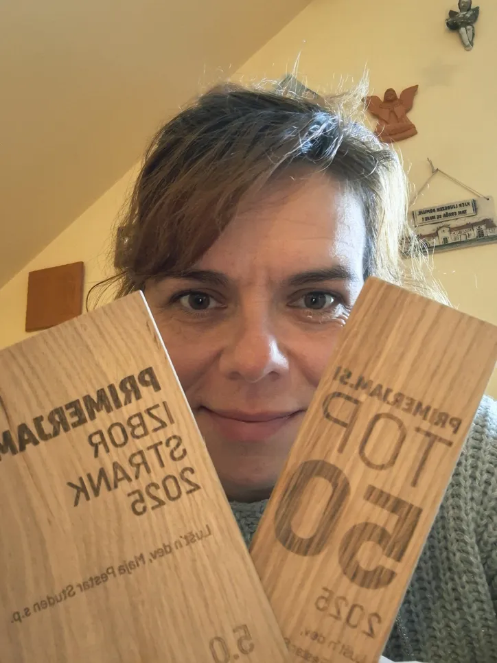 Maja Pestar Studen s priznanjema Primerjam.si TOP 50 in Izbor strank 2025, ki dokazujeta njeno vrhunsko kakovost in uvrstitev med 50 vrhunskih izvajalcev.