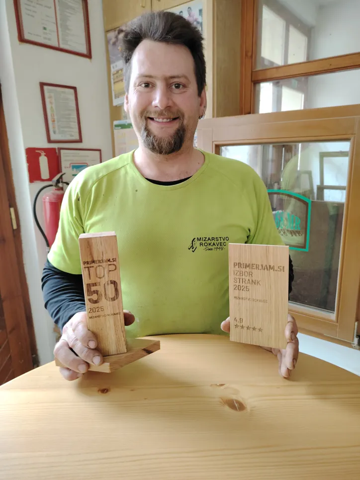 Matej Rokavec iz podjetja Mizarstvo Rokavec, s priznanjema Primerjam.si TOP 50 in Izbor strank 2025, uvrščen med 50 najboljših izvajalcev v Sloveniji-