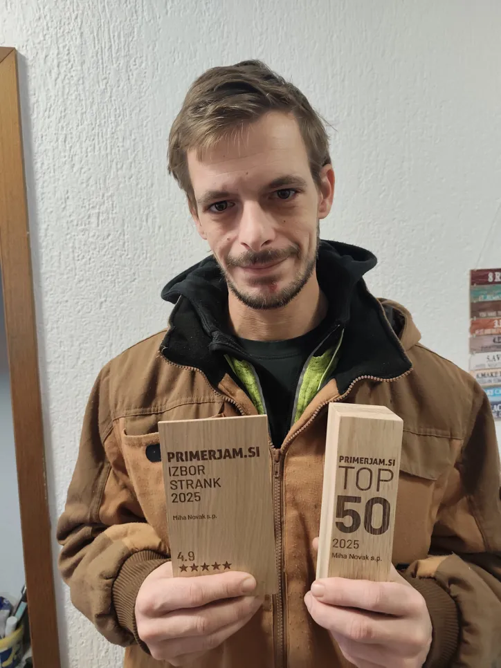 Miha Novak s priznanjema Primerjam.si TOP 50 in Izbor strank 2025, s čimer potrjuje svoj status med 50 najkakovostnejšimi izvajalci.